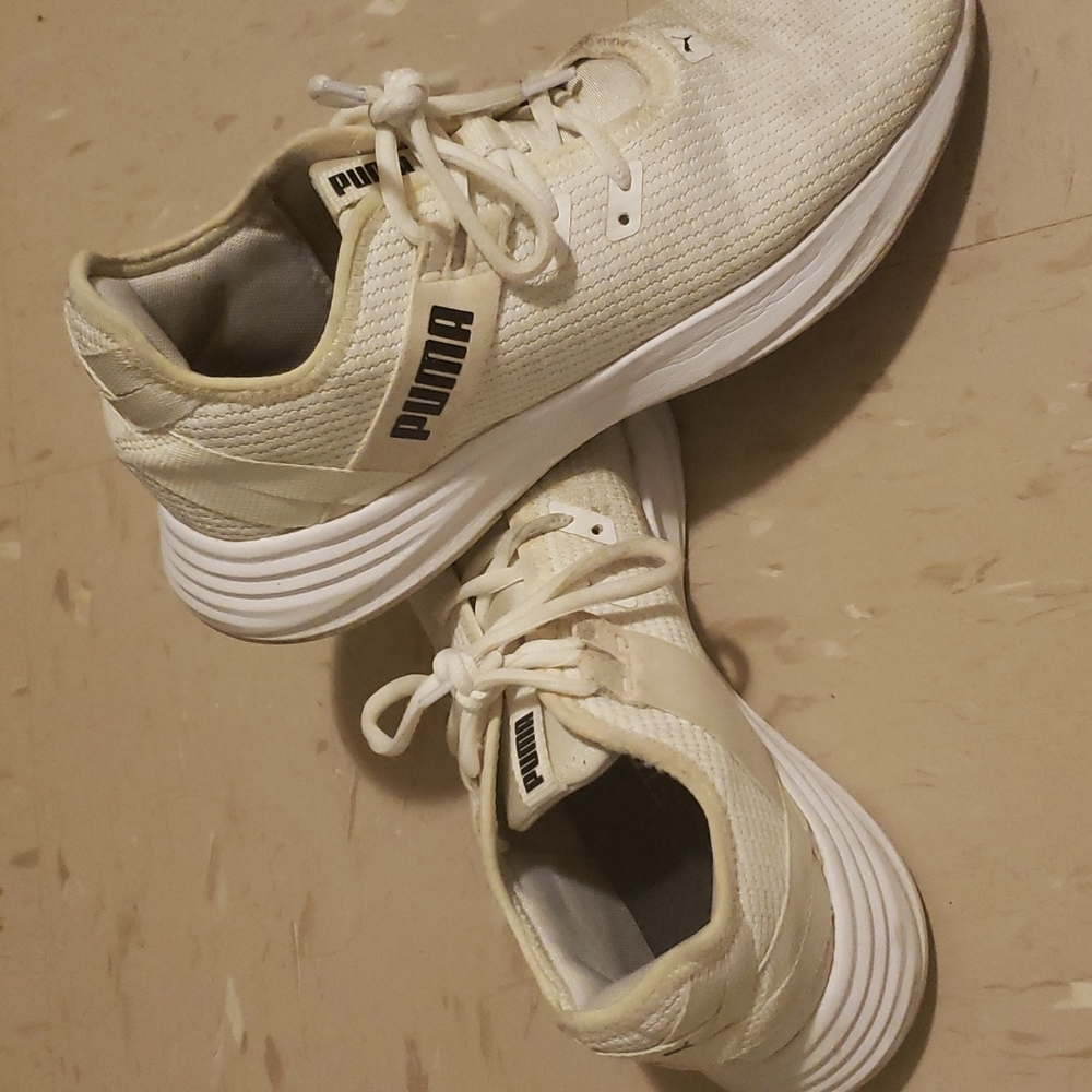 White puma tennis shoes